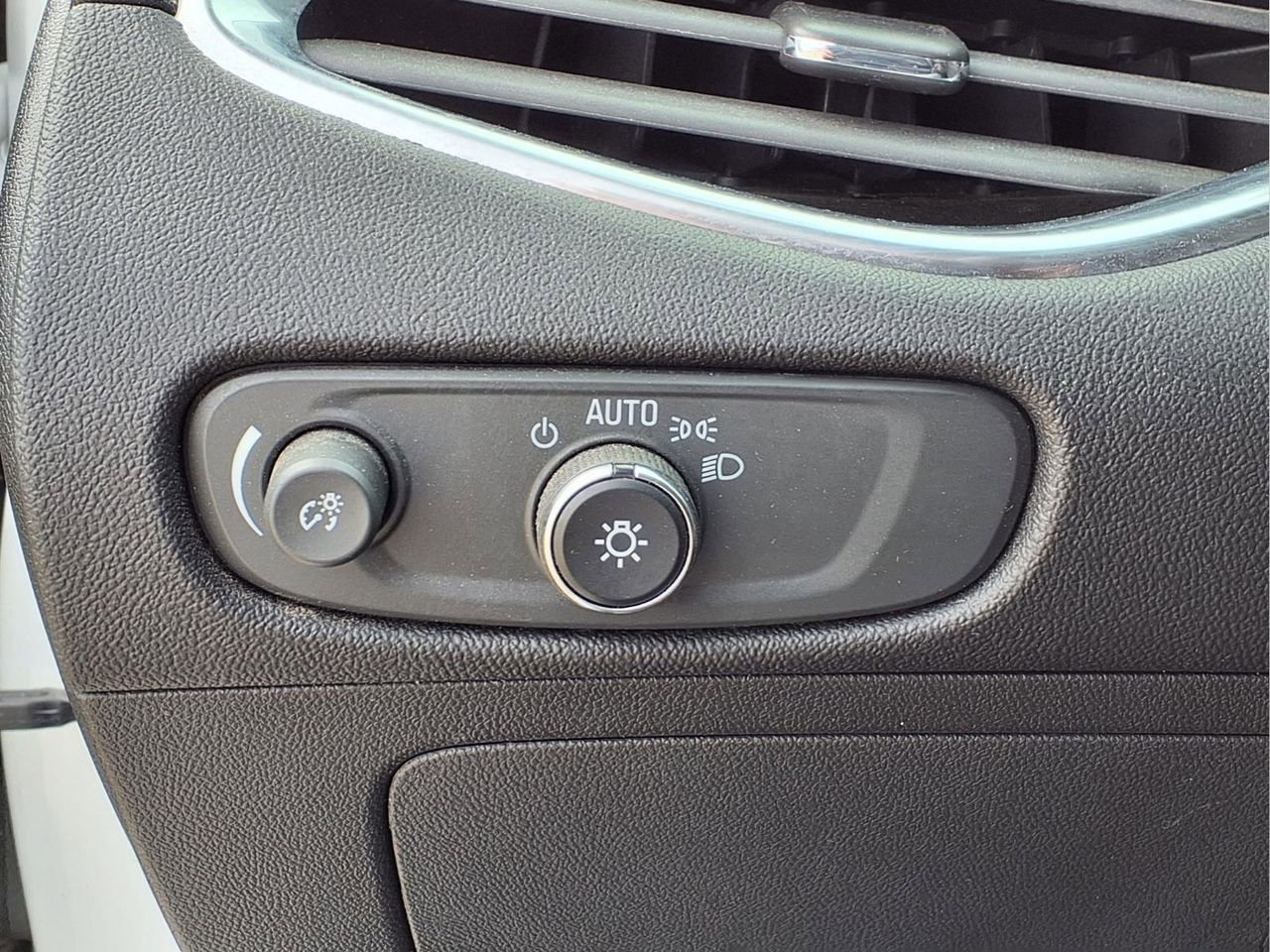 Used 2019 Chevrolet Malibu LT image 16