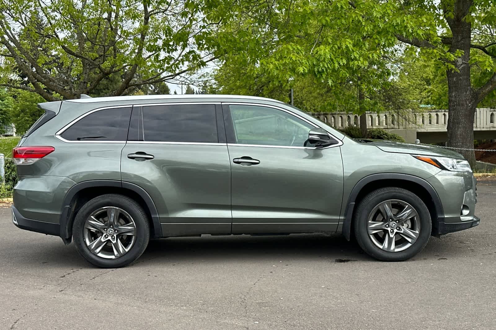 Used 2017 Toyota Highlander Limited Platinum AWD/4WD image 8