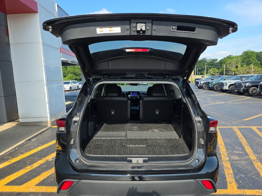 Used 2023 Toyota Highlander XLE AWD/4WD image 6