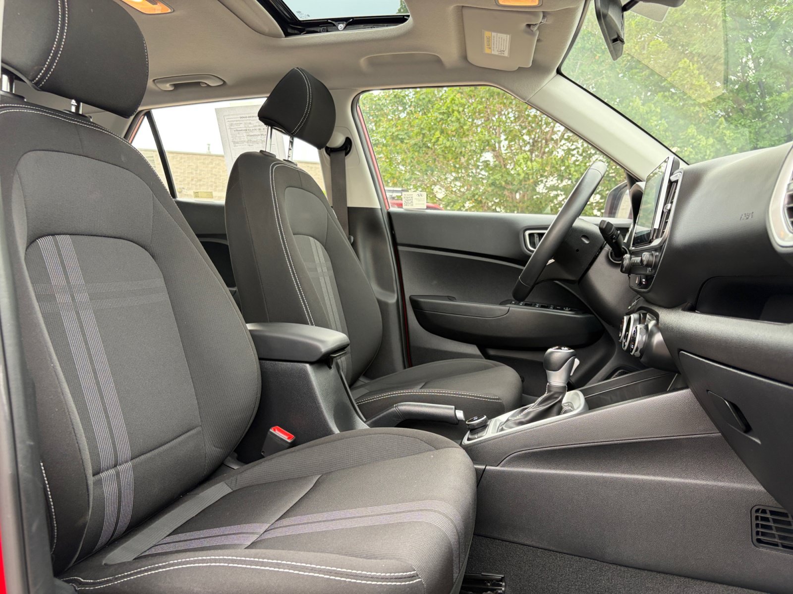 Used 2025 Hyundai Venue SEL FWD image 32