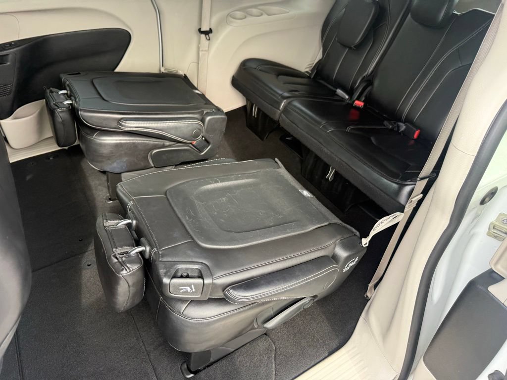 Used 2023 Chrysler Pacifica Touring-L FWD image 39