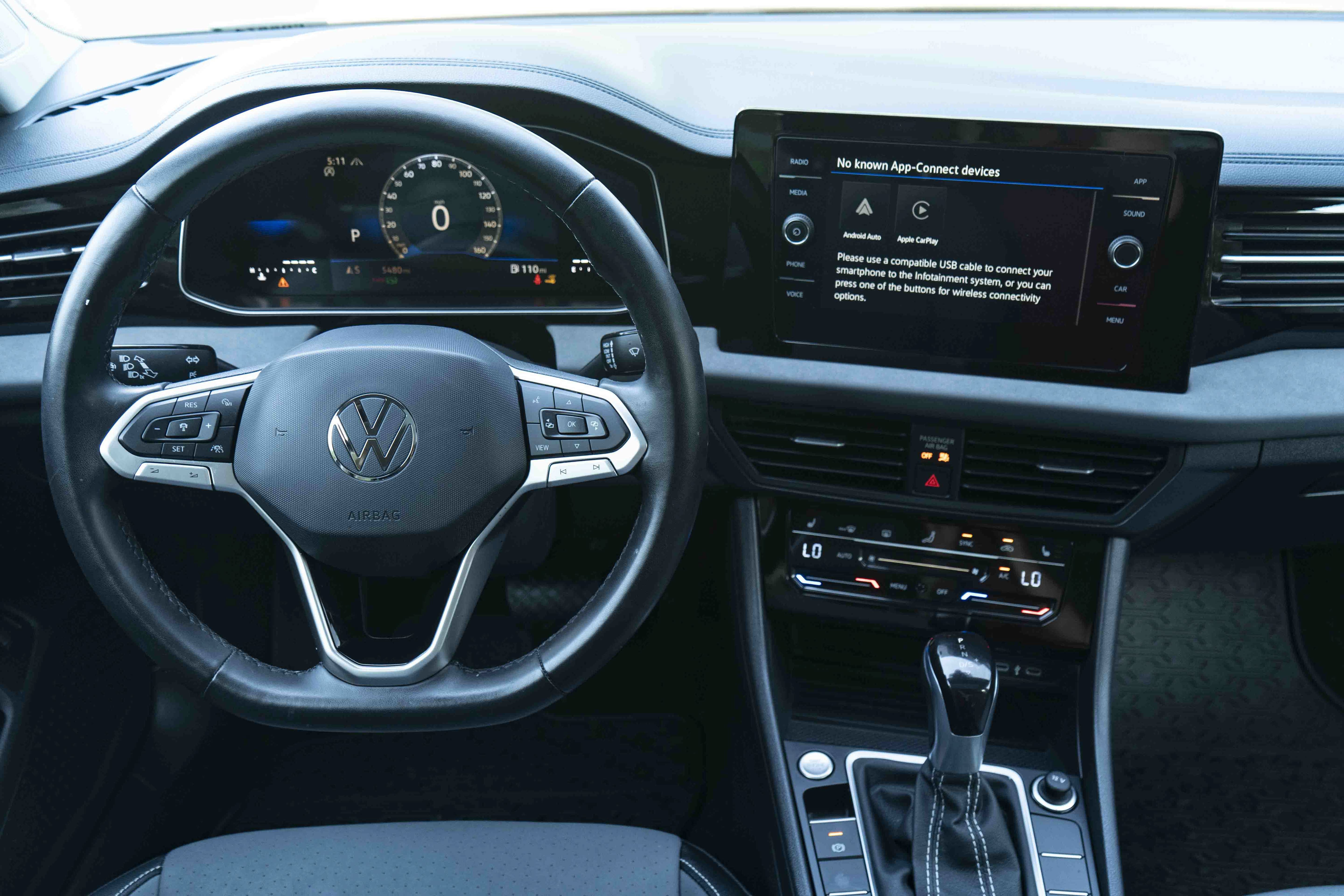 Certified 2025 Volkswagen Jetta SE w/ Sunroof Package FWD image 24