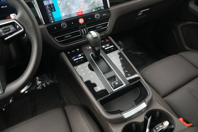 Certified 2026 Porsche Macan AWD/4WD image 34