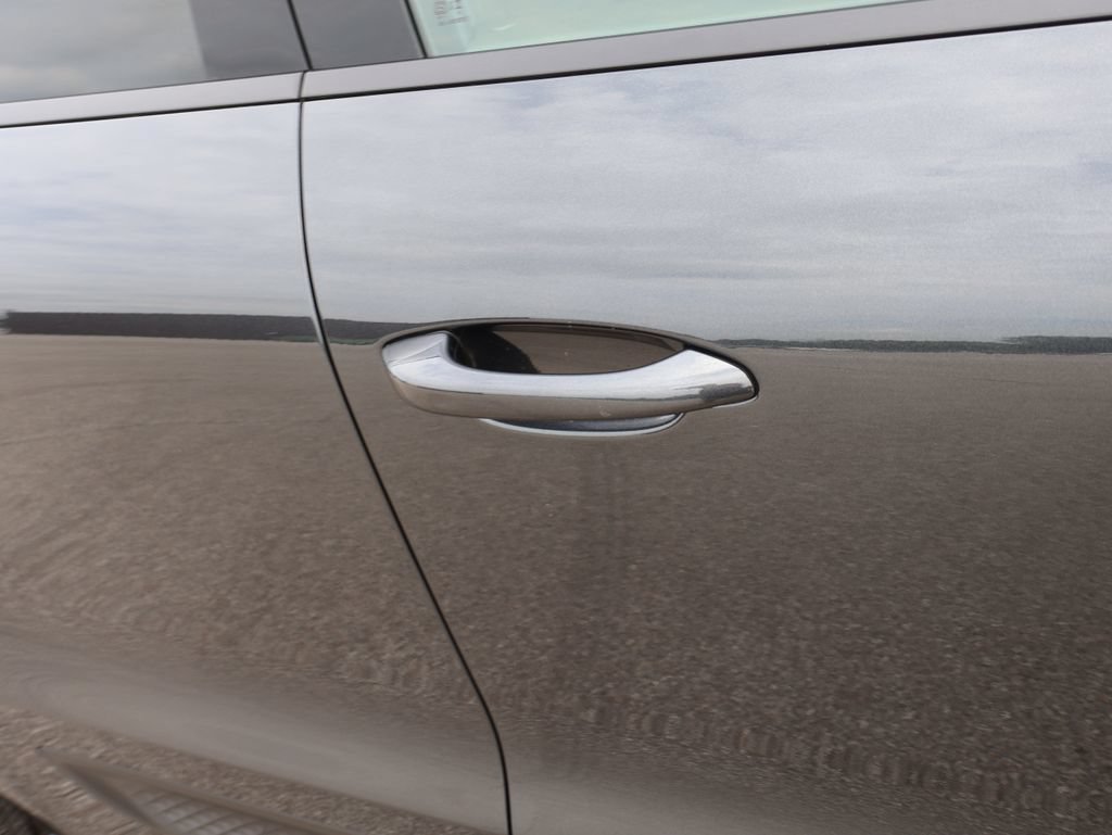Certified 2024 Porsche Macan AWD/4WD image 16