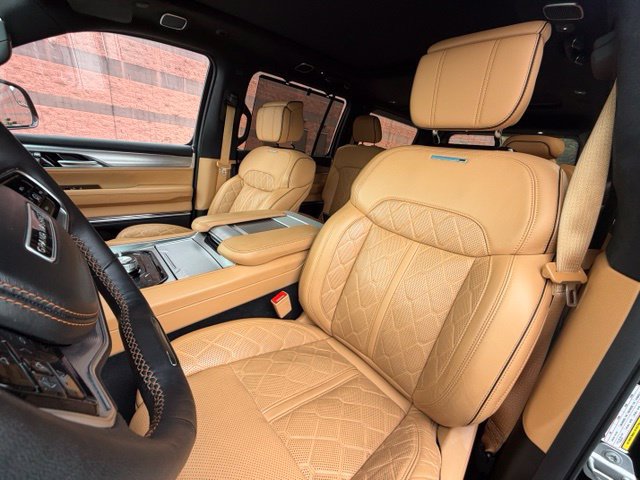 Used 2023 Jeep Grand Wagoneer Series III AWD/4WD image 16