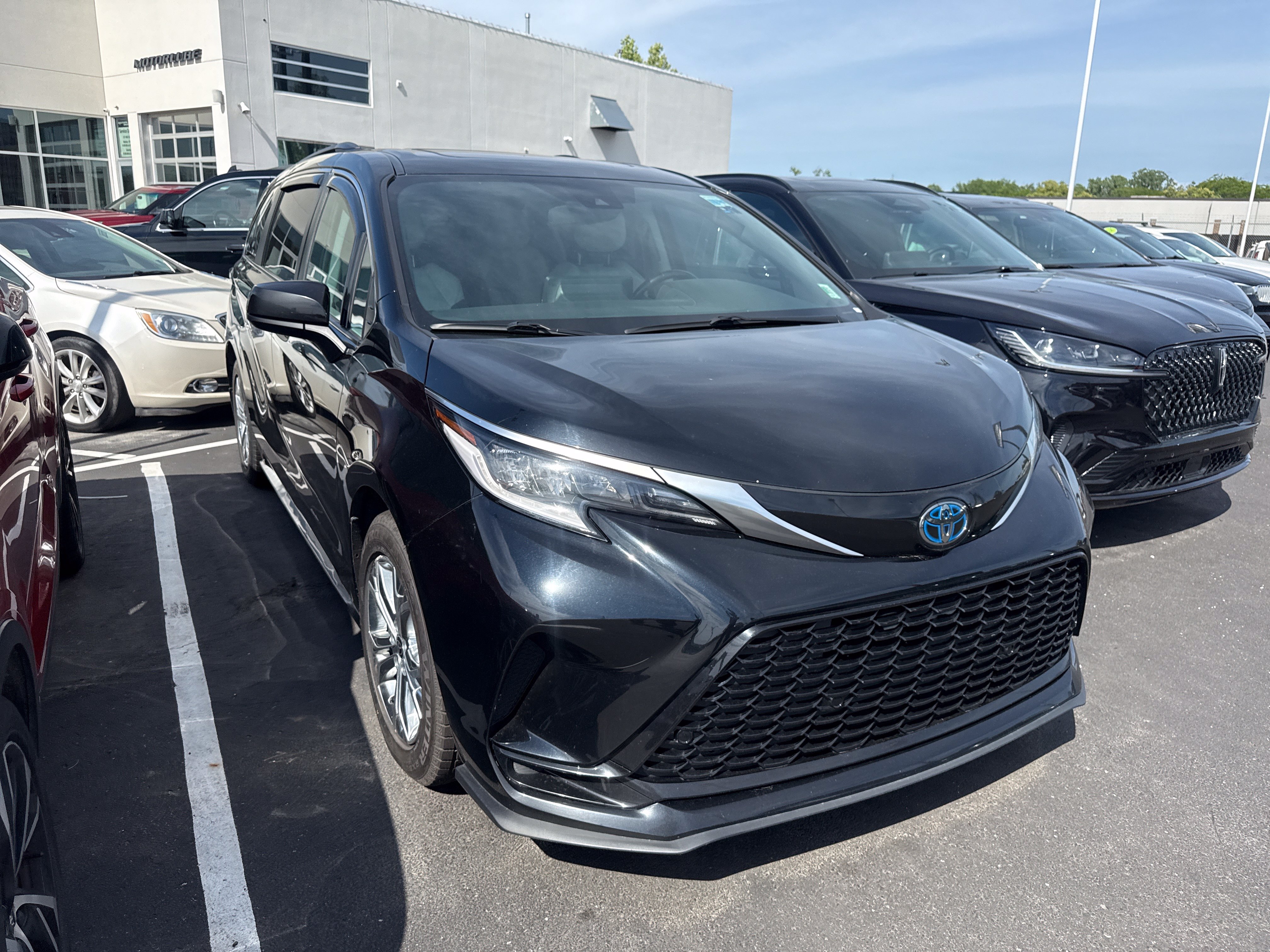 Used 2021 Toyota Sienna XSE AWD/4WD image 5
