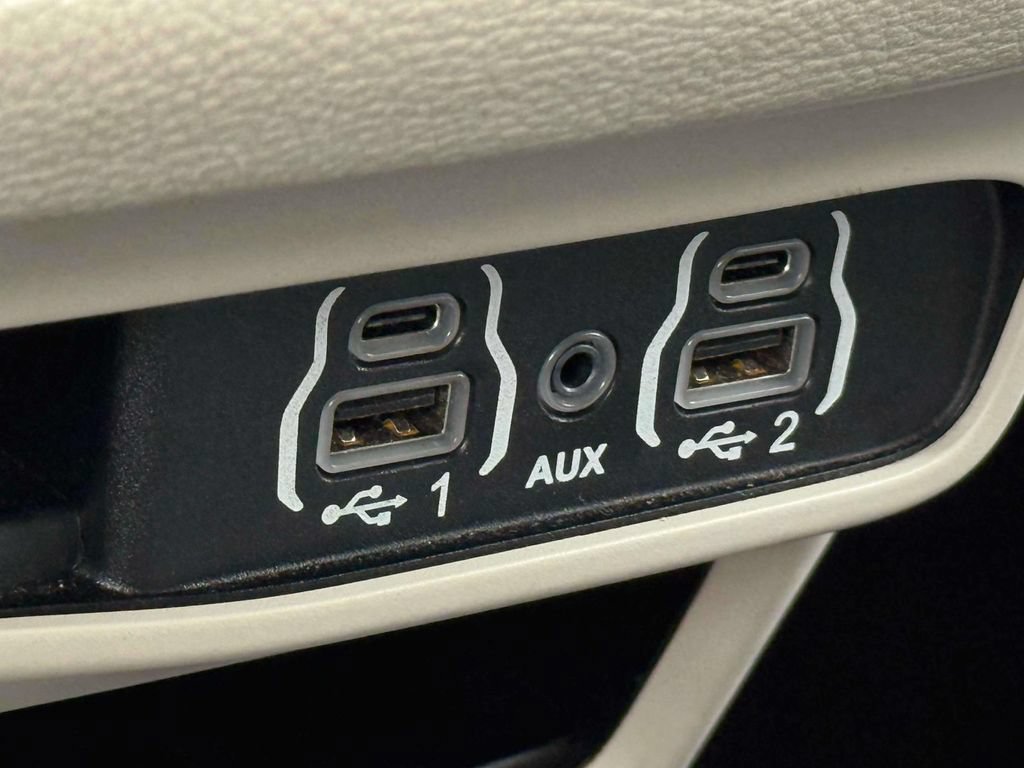 Used 2023 Chrysler Pacifica Touring-L FWD image 33