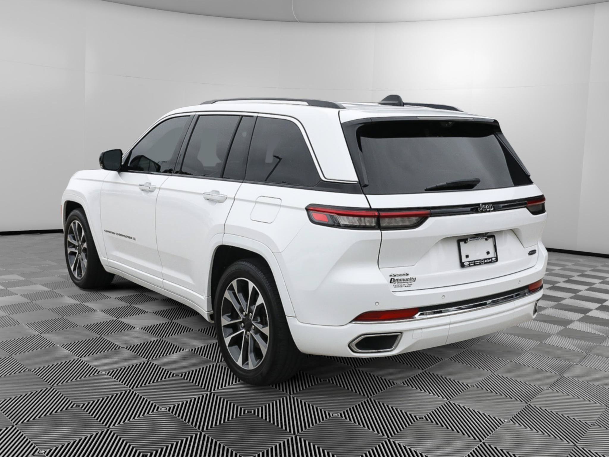 Used 2023 Jeep Grand Cherokee Overland w/ Luxury Tech Group IV AWD/4WD image 5