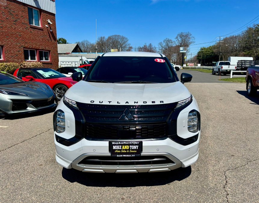 Used 2023 Mitsubishi Outlander SE image 2