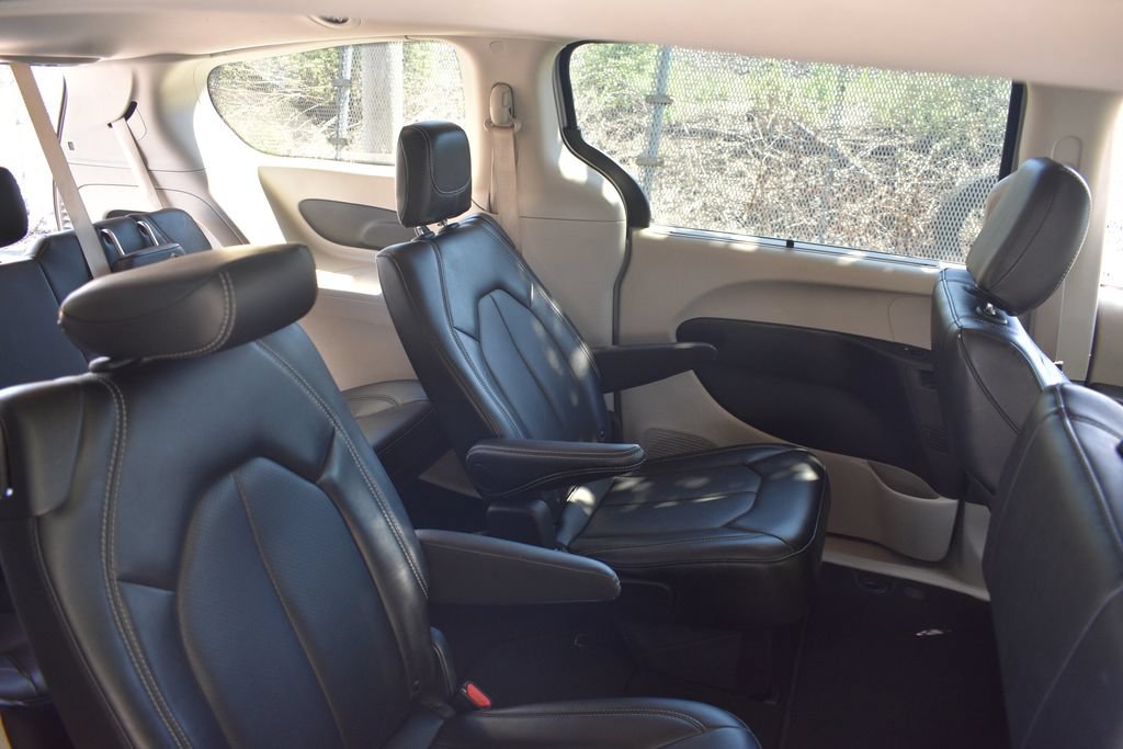 Used 2024 Chrysler Pacifica Touring-L FWD image 25