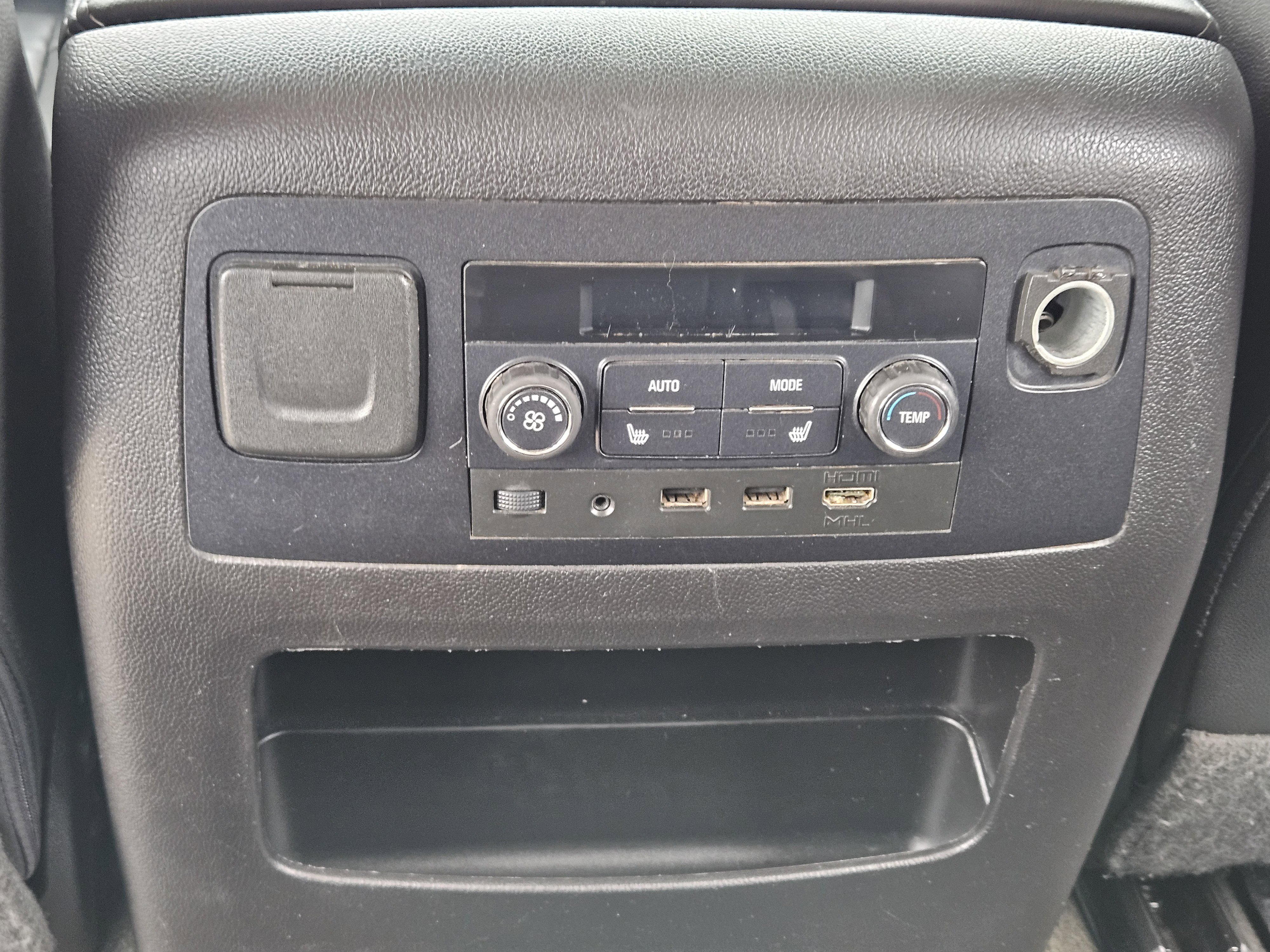 Used 2018 Chevrolet Suburban LT RWD image 31