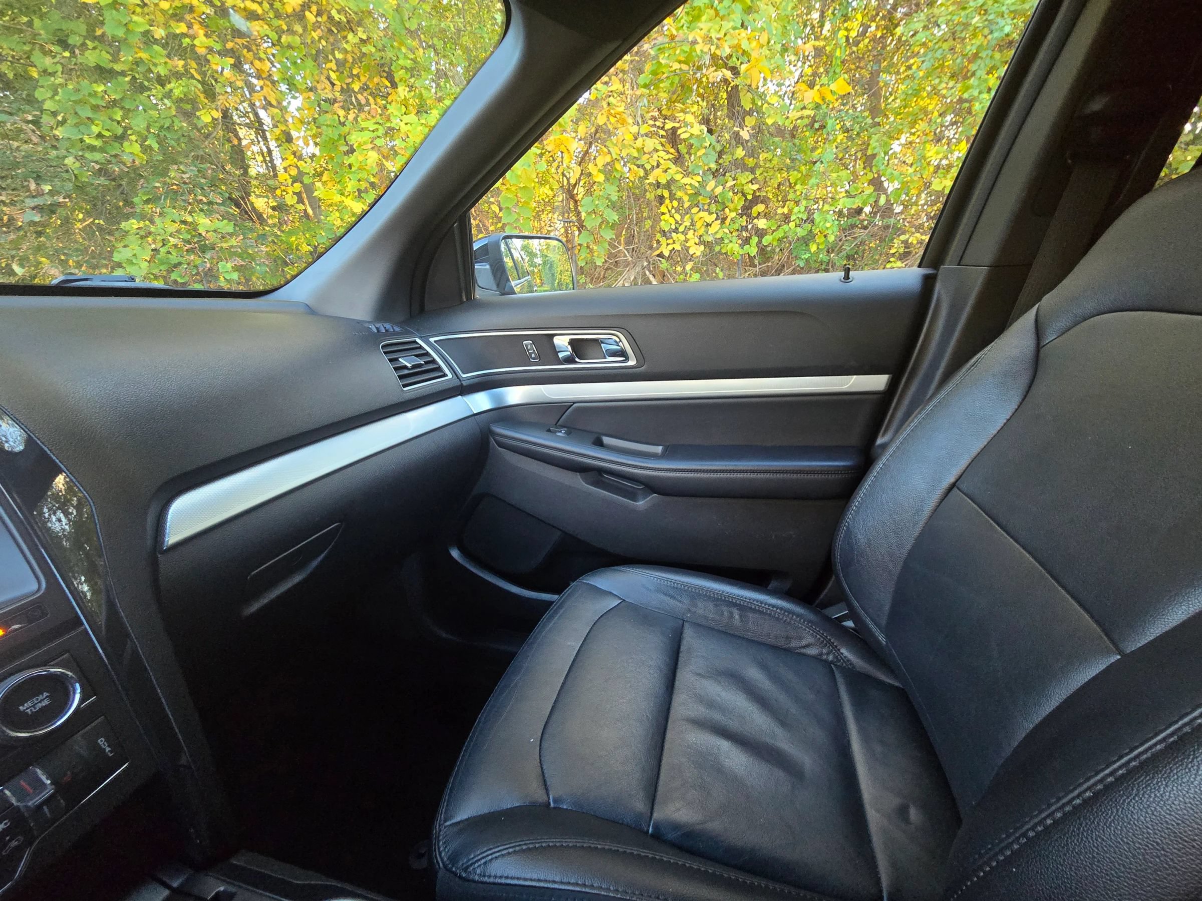 Used 2017 Ford Explorer XLT w/ Equipment Group 202A AWD/4WD image 16