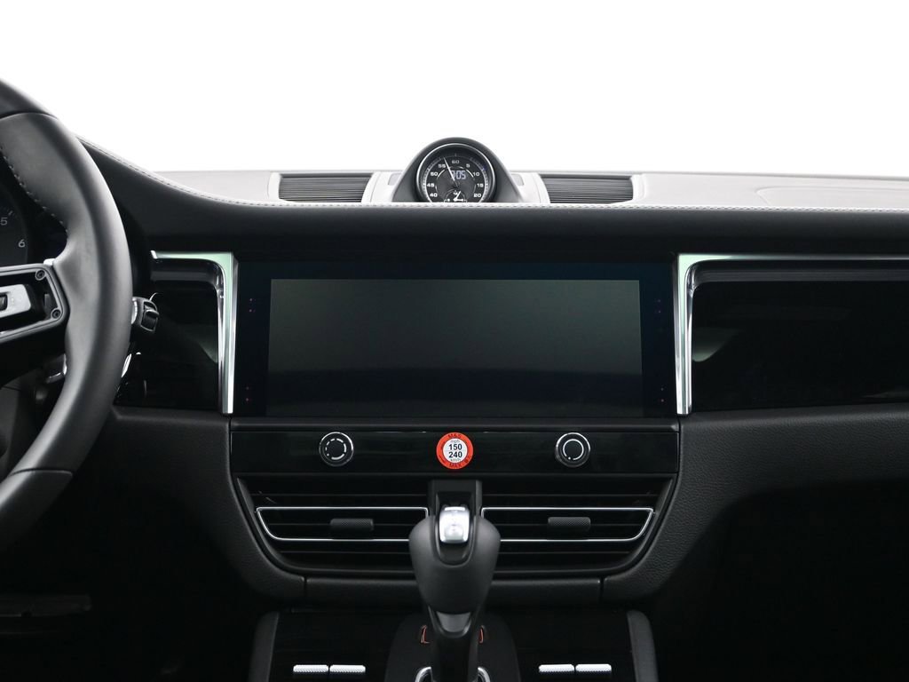 Certified 2026 Porsche Macan AWD/4WD image 11