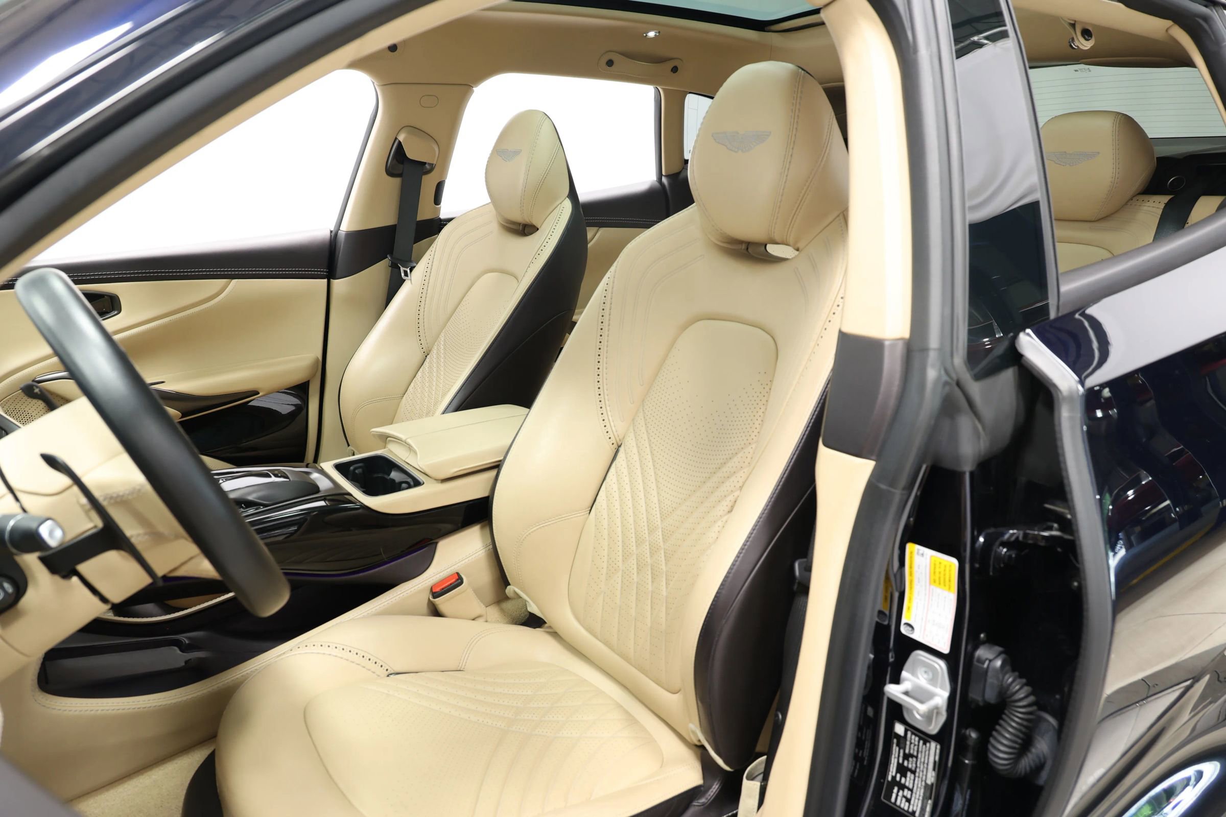 Used 2021 Aston Martin DBX image 15