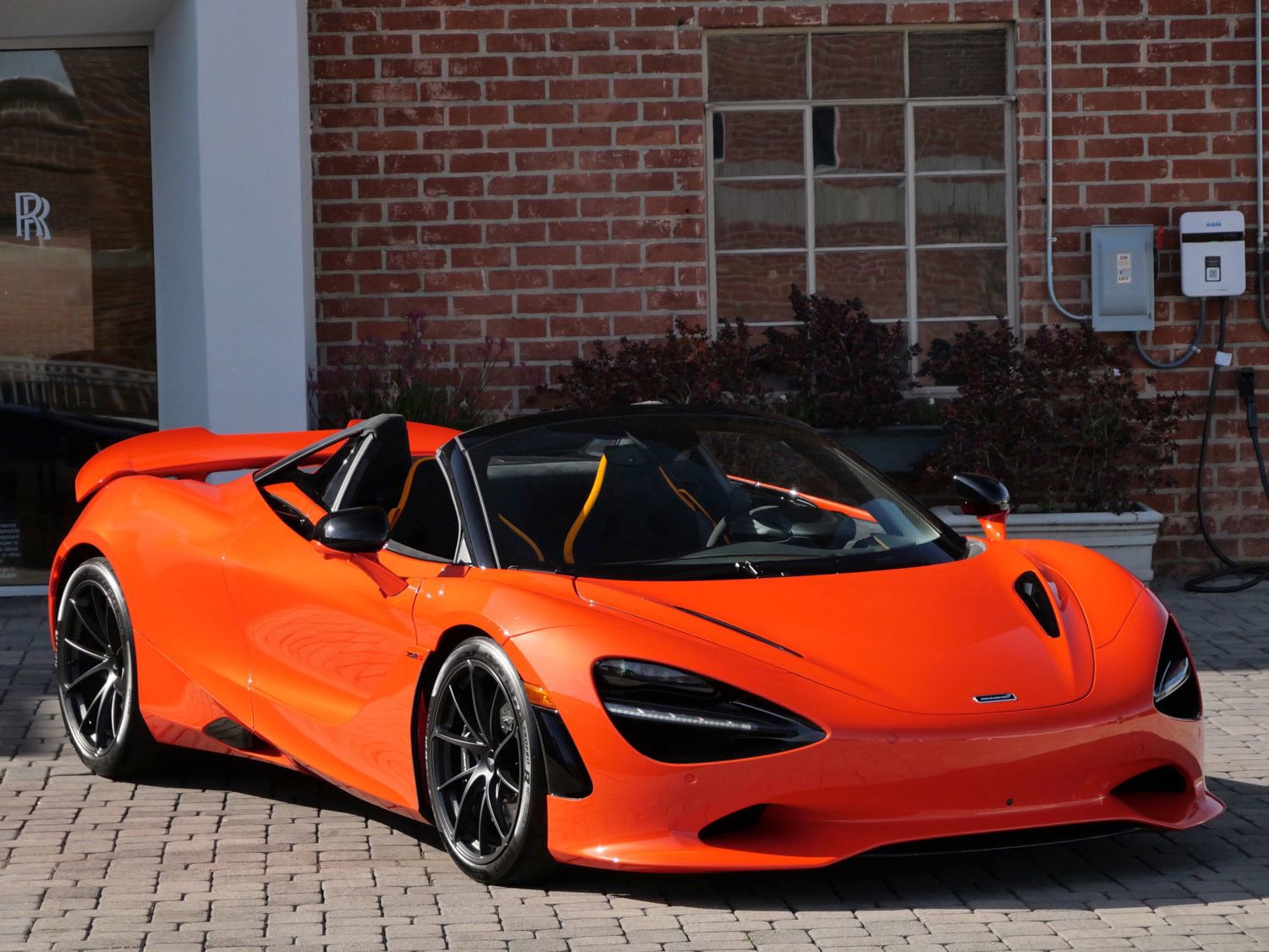 Used 2024 McLaren 750S Spider image 1