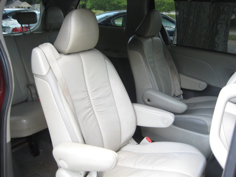 Used 2011 Toyota Sienna Limited w/ Premium Pkg AWD/4WD image 6