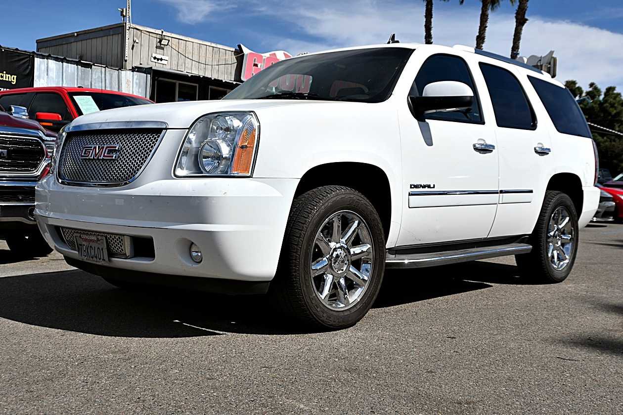 Used 2013 GMC Yukon Denali AWD/4WD image 1