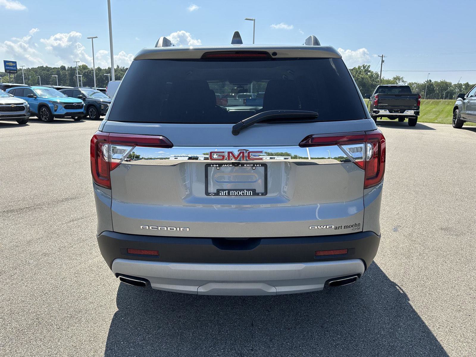 Used 2023 GMC Acadia SLE w/ Driver Convenience Package image 4
