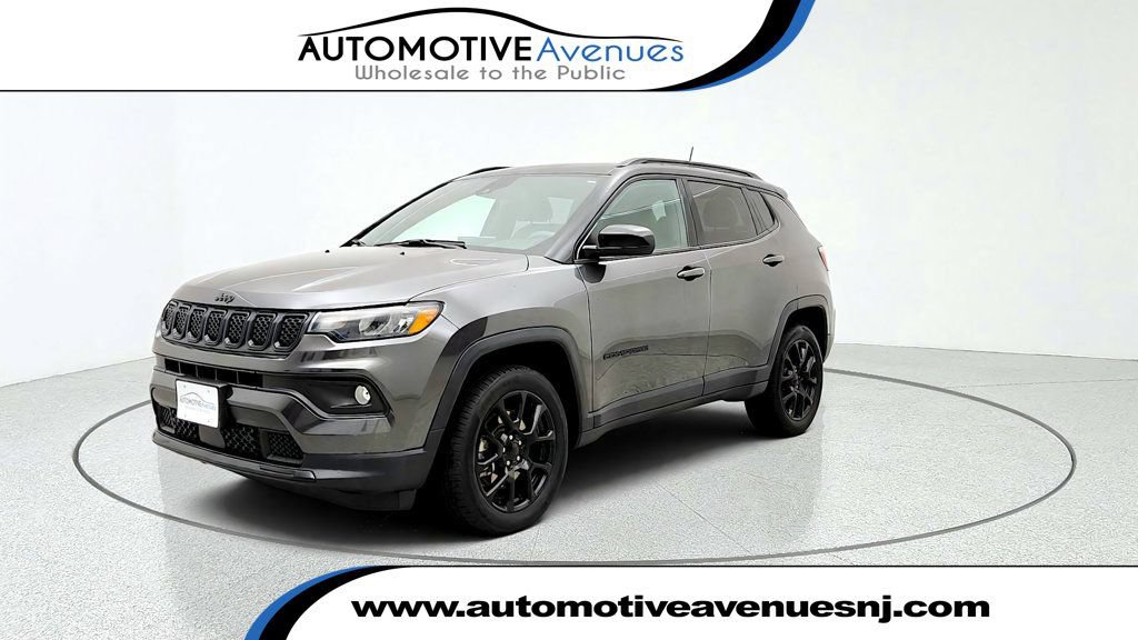 Used 2023 Jeep Compass Latitude w/ Sun and Sound Group AWD/4WD image 1