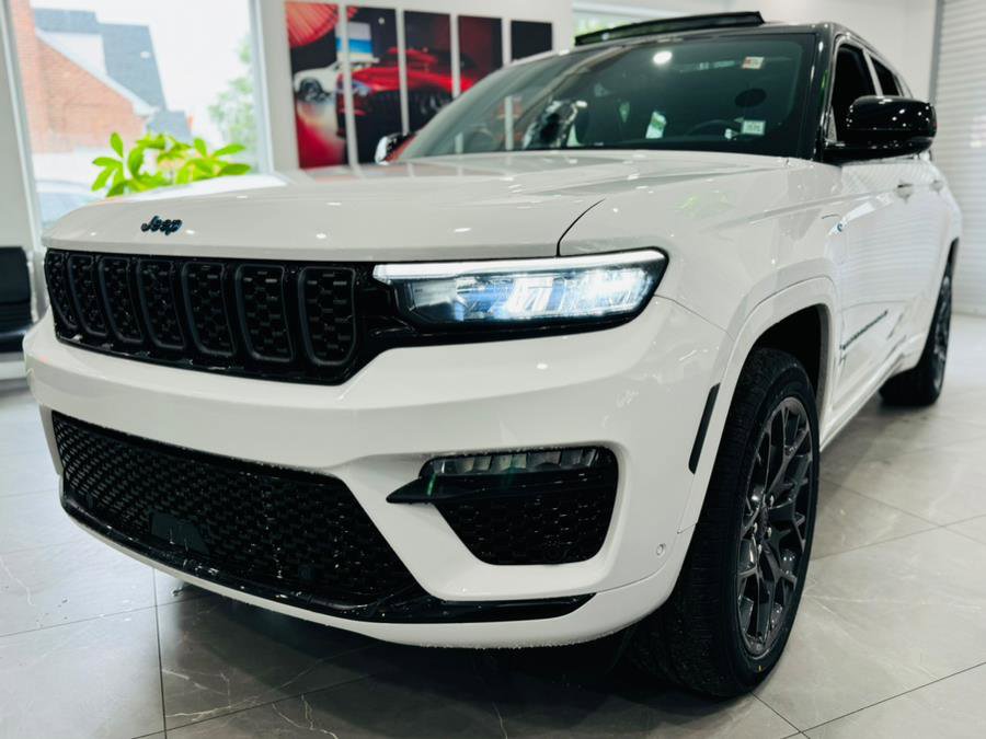 Used 2024 Jeep Grand Cherokee Summit image 3