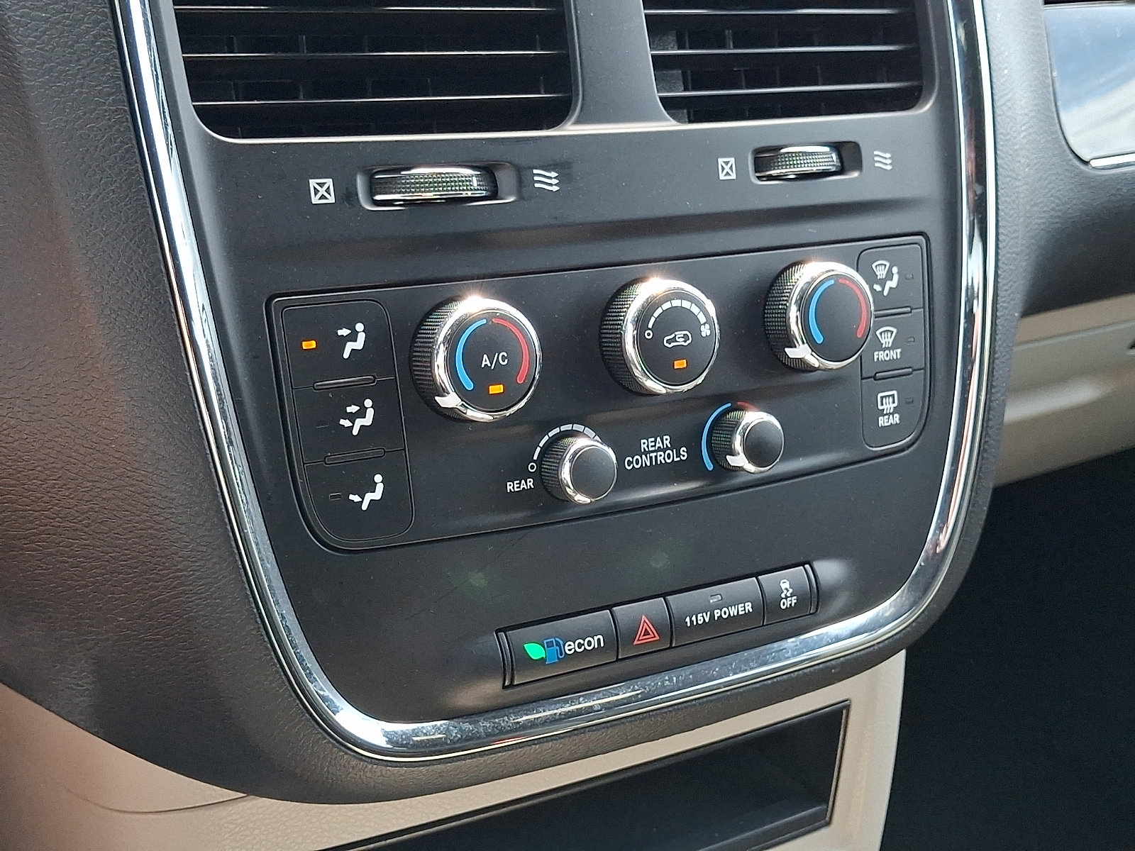 Used 2016 Dodge Grand Caravan SE FWD image 18