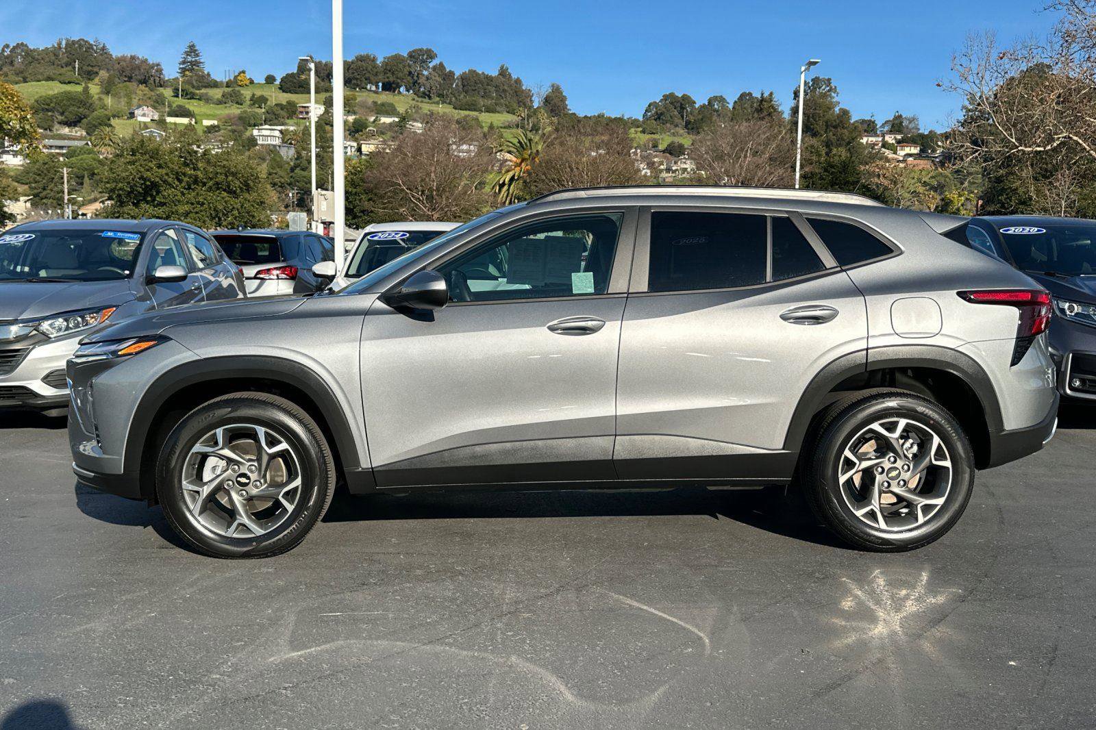 Used 2025 Chevrolet Trax LT w/ LT Convenience Package image 6