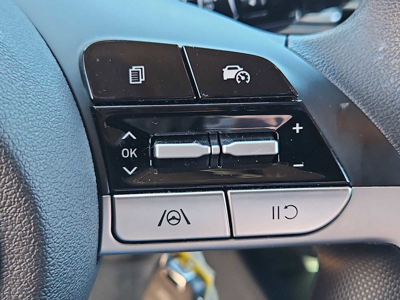 Certified 2025 Hyundai Elantra SE image 24