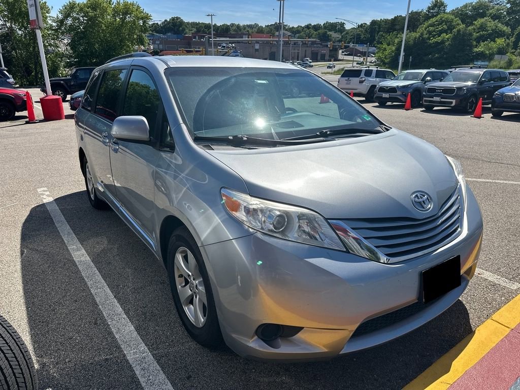 Used 2017 Toyota Sienna LE FWD image 2
