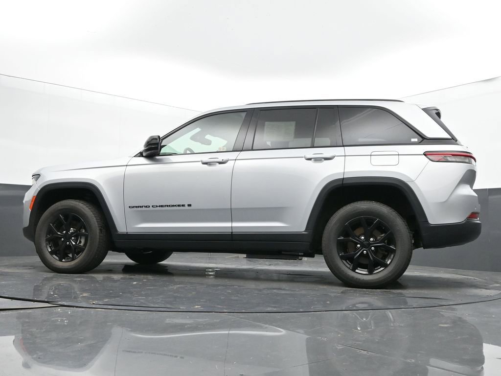 Used 2024 Jeep Grand Cherokee Altitude image 48