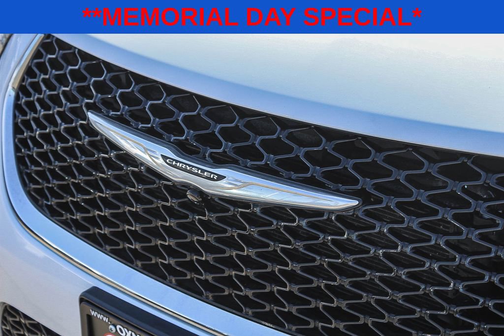 Used 2023 Chrysler Pacifica Limited FWD image 9