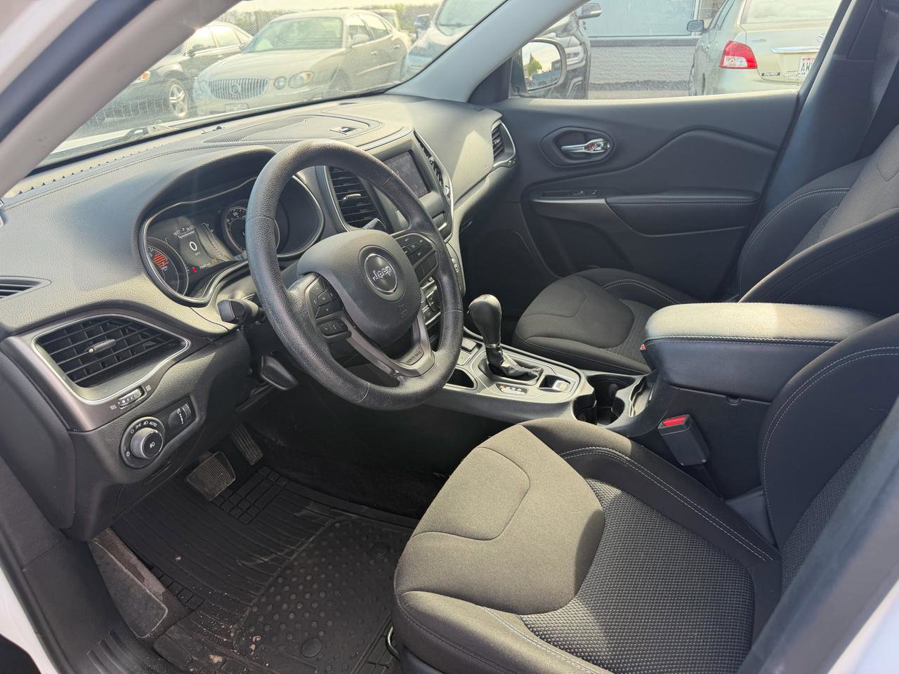 Used 2019 Jeep Cherokee Latitude w/ Popular Appearance Group FWD image 13