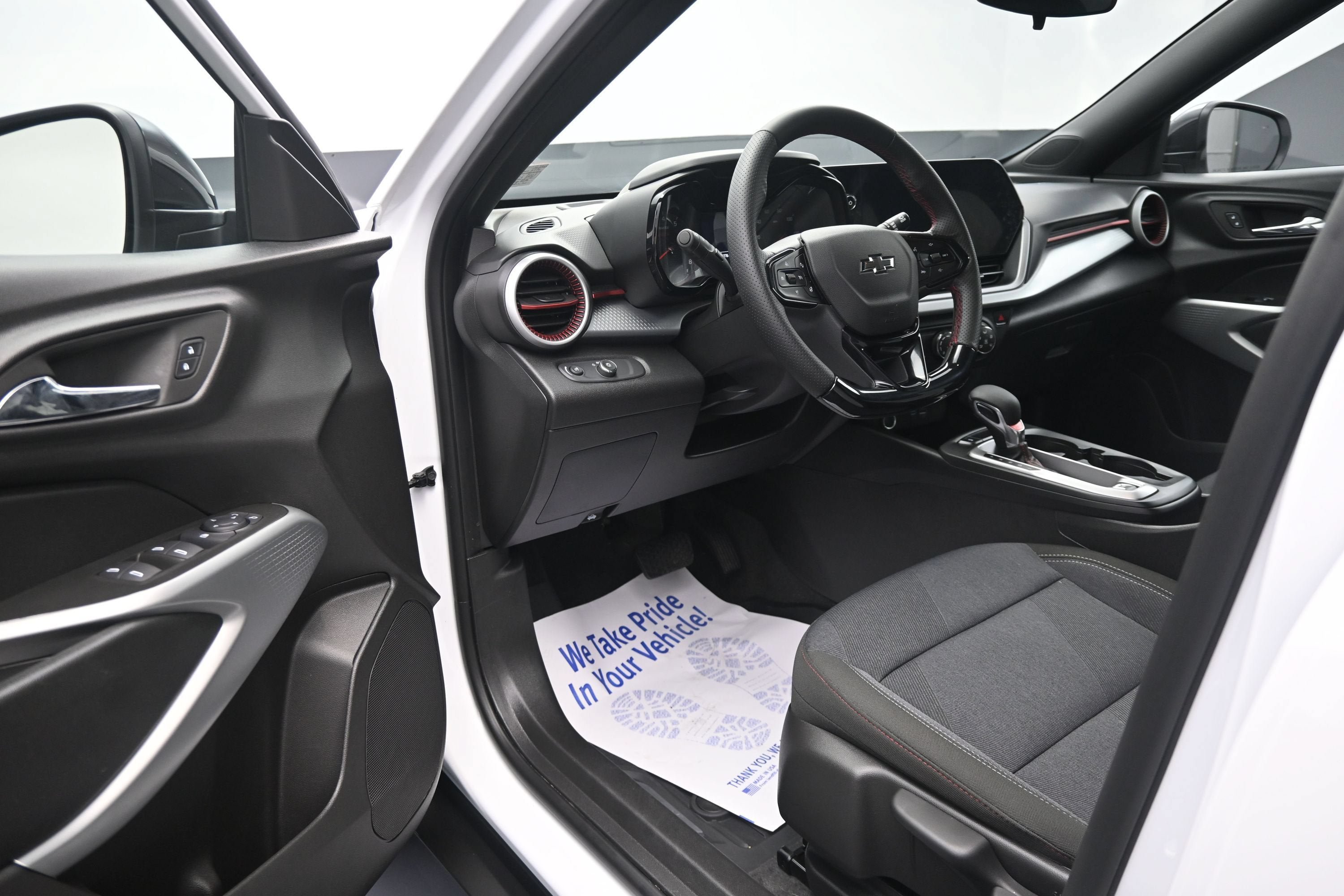 Used 2025 Chevrolet Trax RS w/ Sunroof Package FWD image 9
