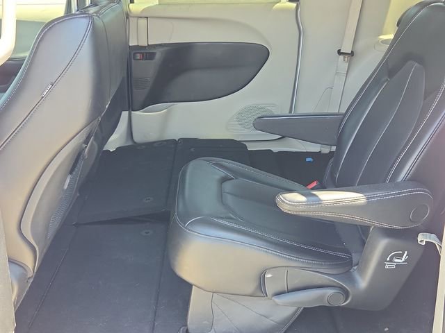 Used 2023 Chrysler Pacifica Touring-L FWD image 10