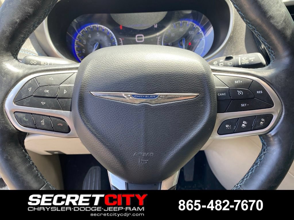 Used 2021 Chrysler Pacifica Touring-L FWD image 17