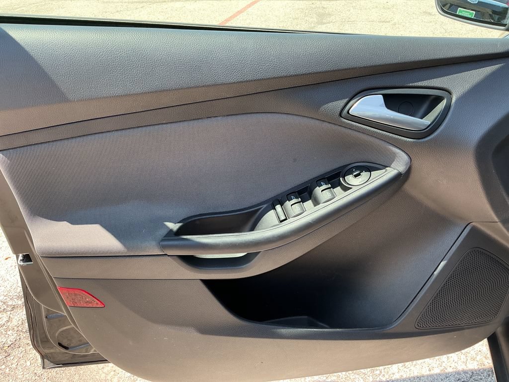 Used 2012 Ford Focus SE FWD image 11