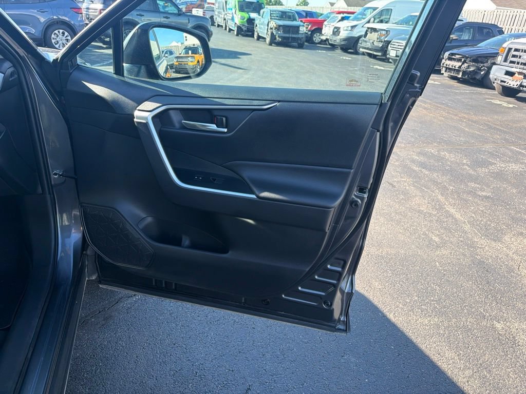 Used 2019 Toyota RAV4 XLE Premium w/ Cold Weather Package AWD/4WD image 39