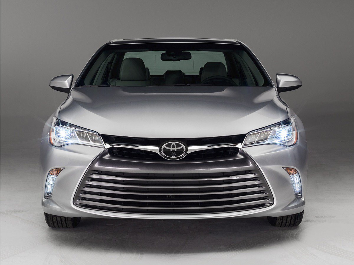 Used 2017 Toyota Camry SE FWD image 2