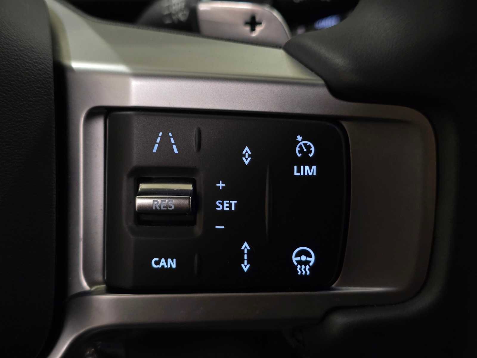 Used 2025 Land Rover Discovery S image 34