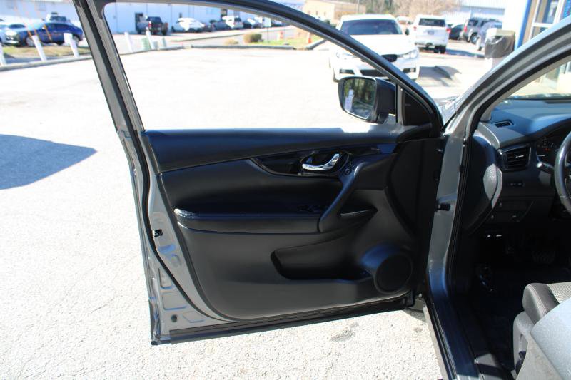 Used 2018 Nissan Rogue Sport SV w/ SV Technology Package FWD image 17