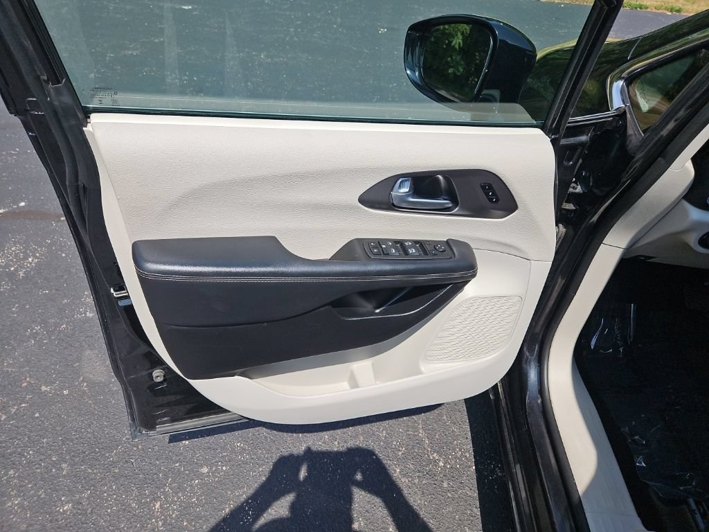 Used 2024 Chrysler Pacifica Touring-L FWD image 14