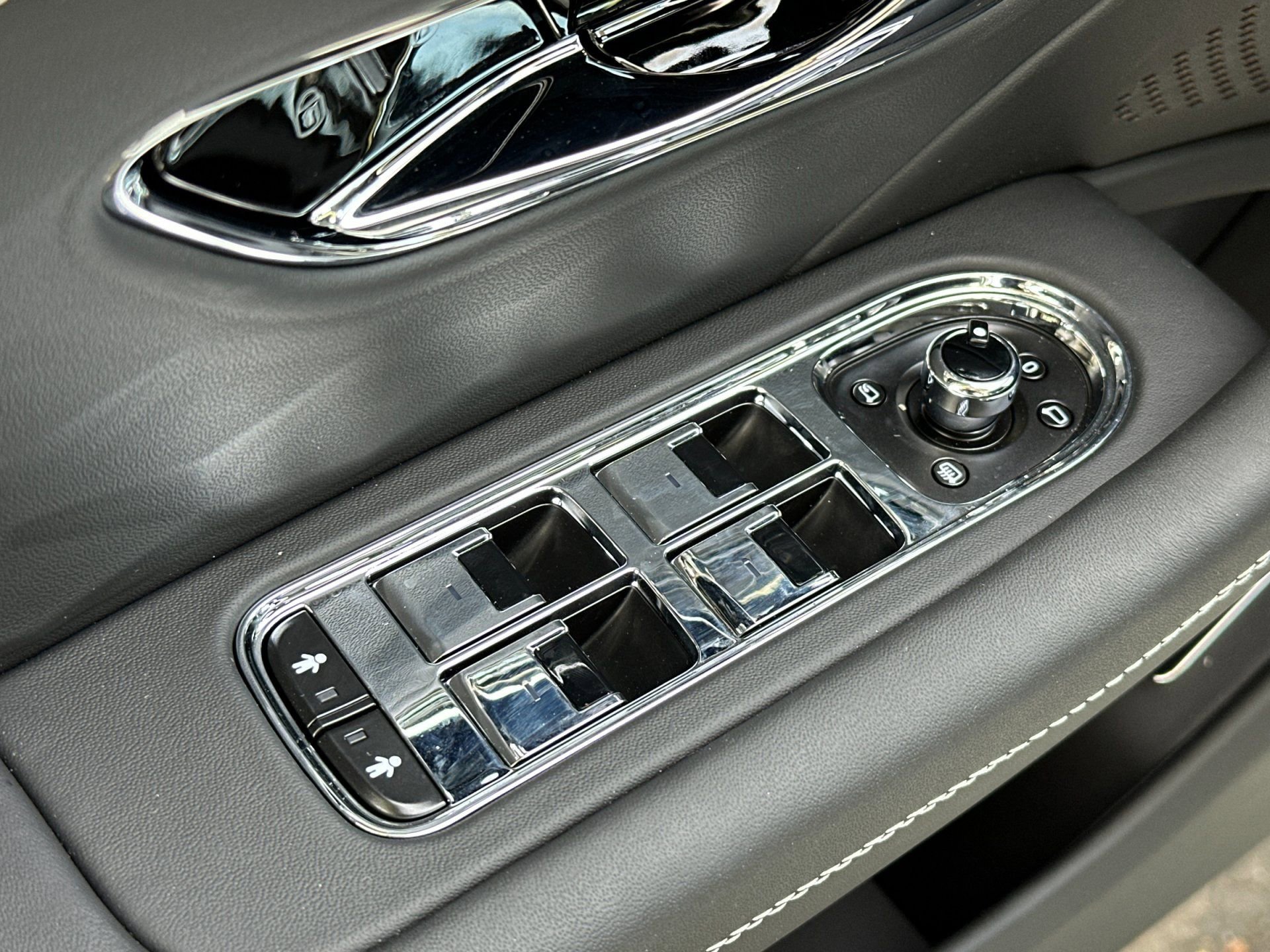 New 2025 Bentley Flying Spur Plug-In Hybrid AWD/4WD image 15