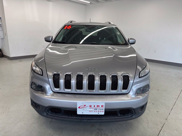 Used 2016 Jeep Cherokee Latitude w/ Cold Weather Group AWD/4WD image 2