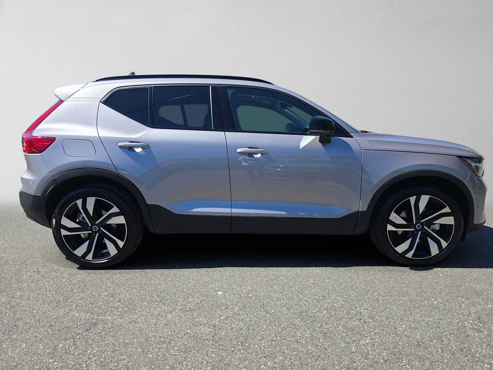 Used 2026 Volvo XC40 B5 Plus w/ Climate Package AWD/4WD image 2
