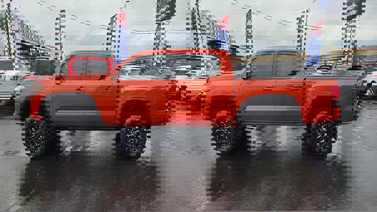 Used 2017 Toyota Tacoma TRD Off-Road image 3
