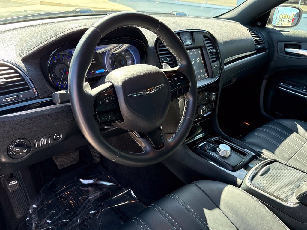 Used 2018 Chrysler 300 S RWD image 2