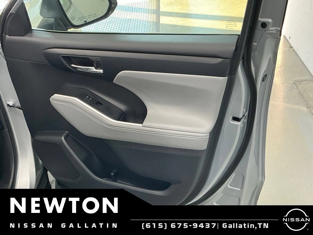 Used 2024 Toyota Highlander XLE AWD/4WD image 45