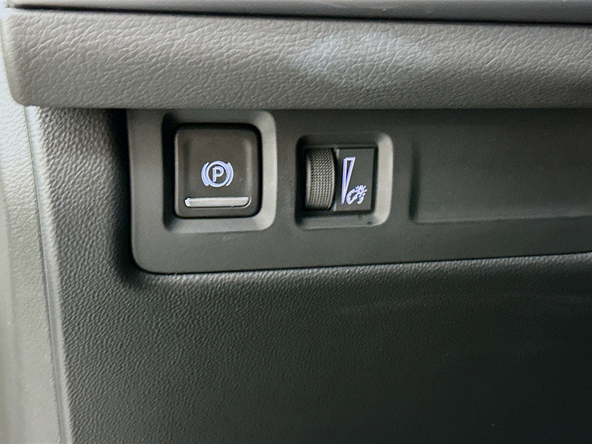 Used 2024 Cadillac XT4 Premium Luxury image 17