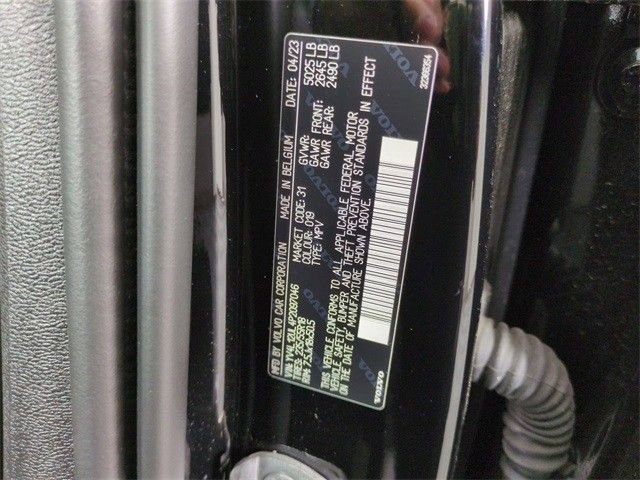 Used 2023 Volvo XC40 B5 Plus image 32