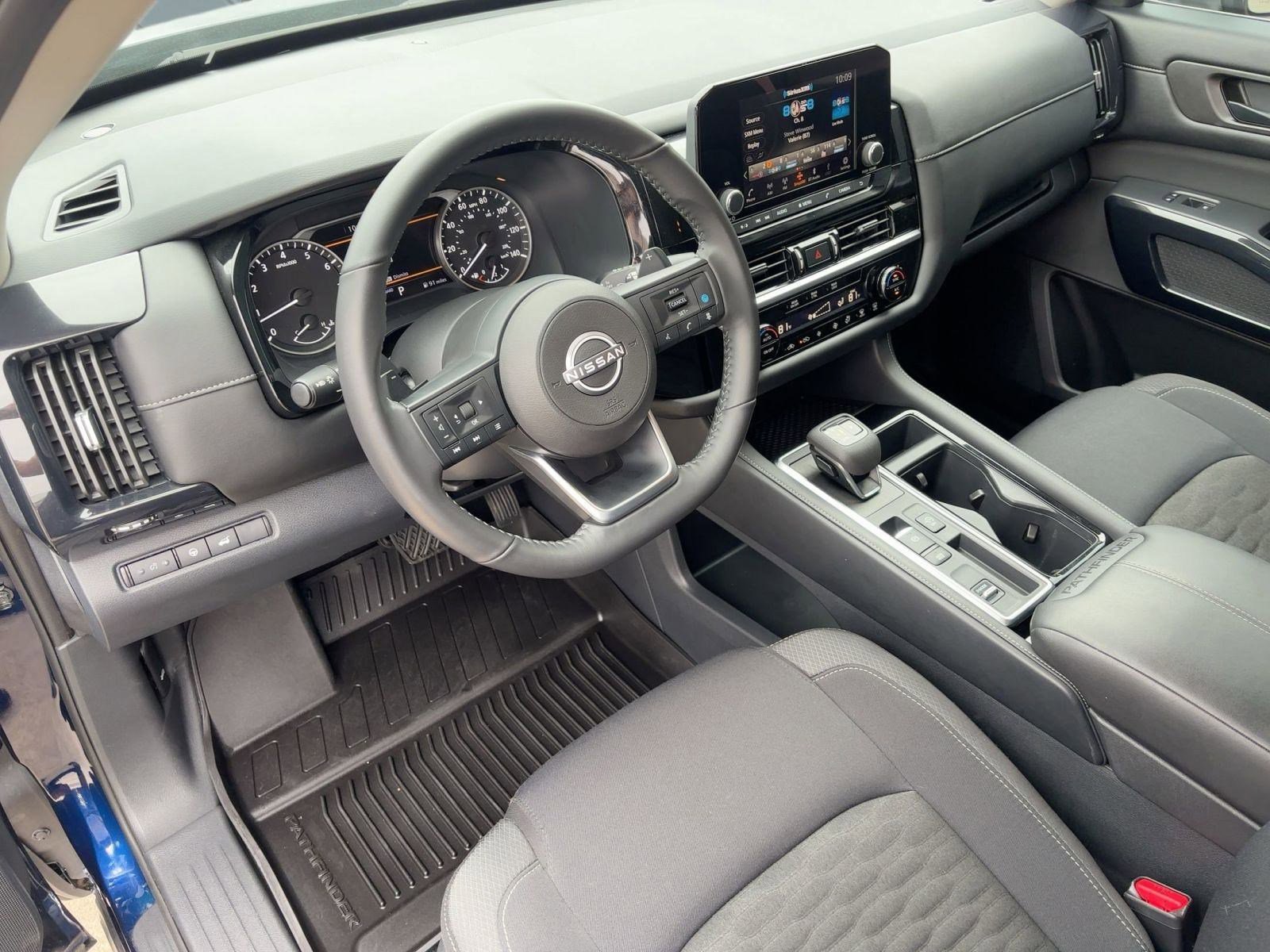 Used 2025 Nissan Pathfinder SV image 4