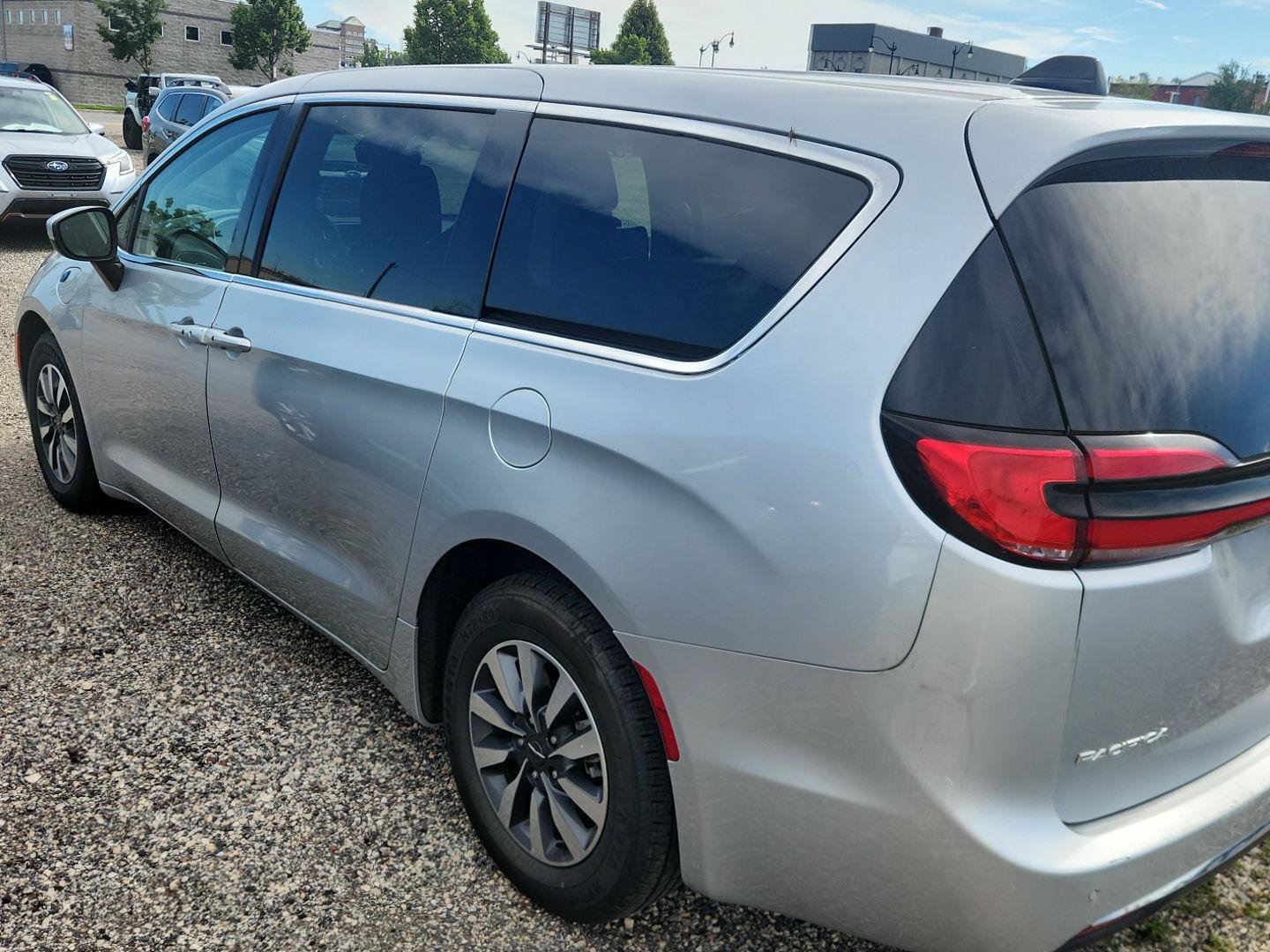 Used 2023 Chrysler Pacifica Touring-L FWD image 5